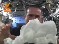 Astronauta Chris Hadfield na Międzynarodowej Stacji Kosmicznej ukazuje sytuację, która powstaje, gdy ściskasz mokry ręcznik w stanie nieważkości