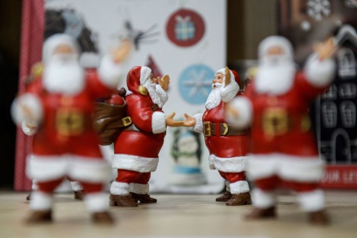 2019年12月15日、仏パリのクリスマスマーケットに飾られたサンタクロースの人形。参考写真(Getty Images)